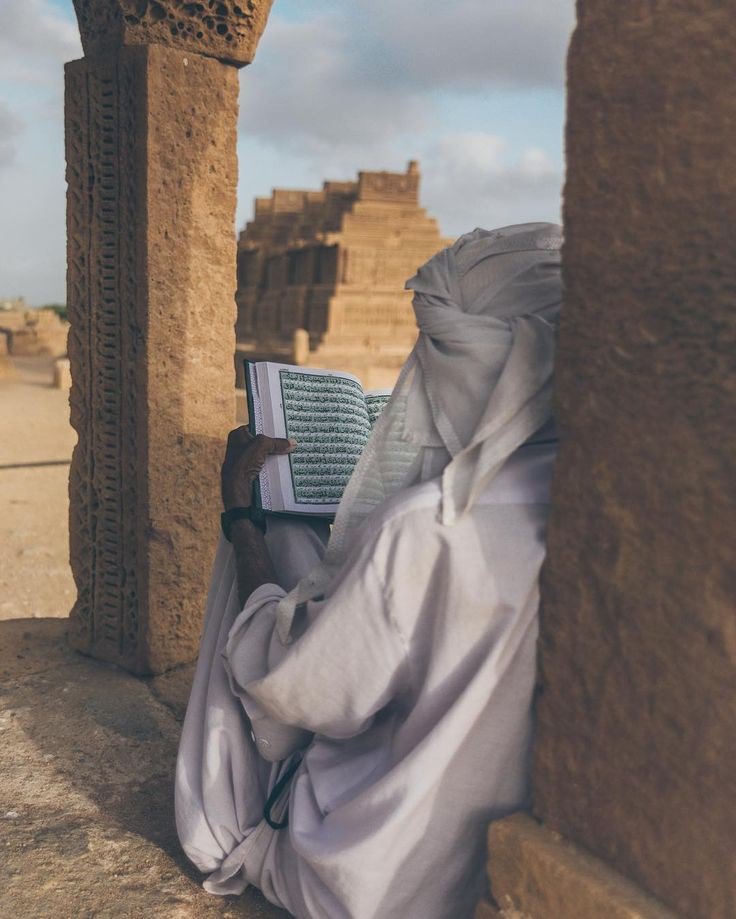 Bir nasihat ;

"Bir tek Allah'a yük olmazsın şu kâinatta. Sığındığın her kapıda vefasızlığa mahkûmsun."