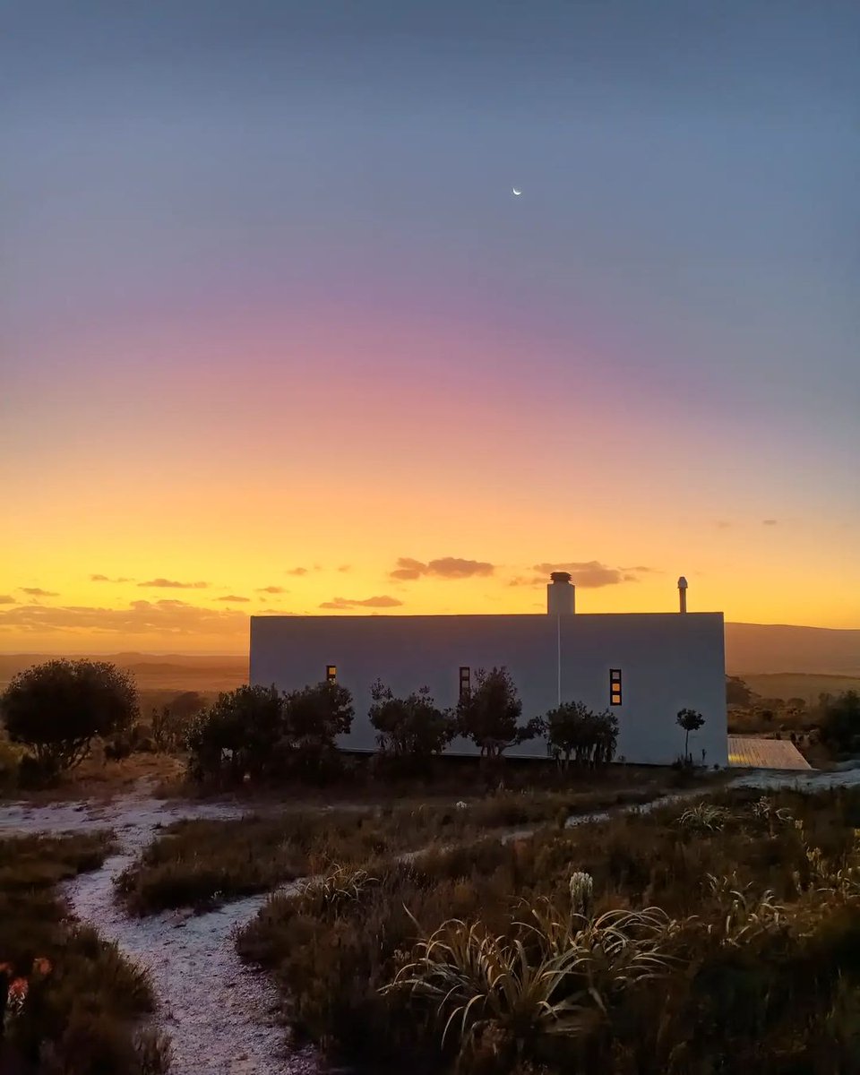 travelopulent's tweet photo. Golden hour at FARM215 🧡
A place to relax, rejuvenate and experience a down-to-earth living surrounded by majestic mountain views and ocean blues from afar 🧡
#southafrica #overberg #overstrand #gansbaai #farm215 #travelchatsa #virtualtravelsa #southafrican https://t.co/6QmLDFJWKh