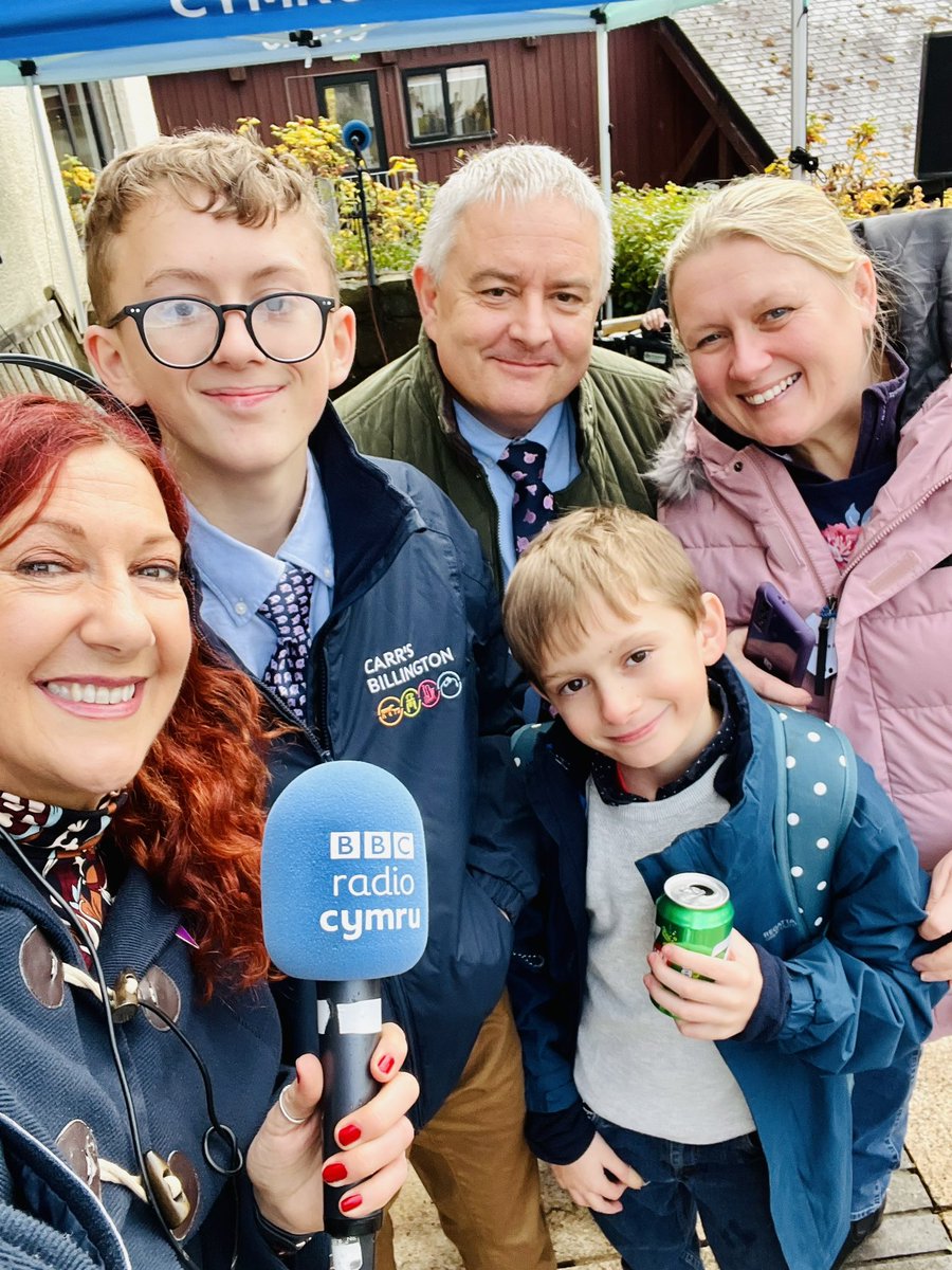 RealShanCothi's tweet photo. Diolch i bawb am yr hwyl heddi ar Bore Cothi @BBCRadioCymru @thompsound @CFfICymru @royalwelshshow y Ffair Aeaf yn ei hanterth a phawb yn mwynhau. Llongyfarchiadau i bawb ar ei llwyddiant…bydd criw Bore Cothi ar bwys adeilad y Wasg fory am 11yb i’ch croesawu! Edrych mlan! ⭐️👍 https://t.co/RHCD06jD4v