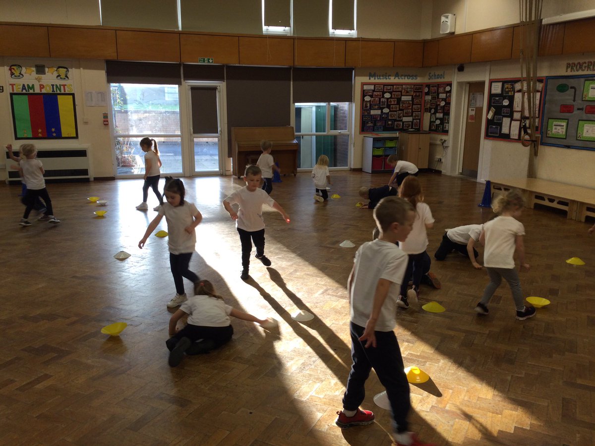 Wrenthorpe_EYFS's tweet photo. Reception working hard during their PE lesson this afternoon 👍 https://t.co/35lDpCPYMp