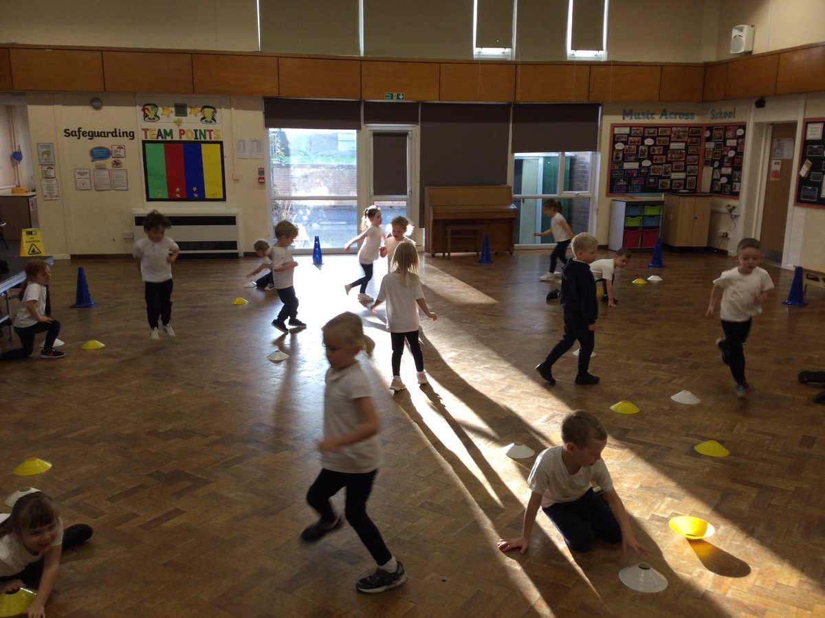 Wrenthorpe_EYFS's tweet photo. Reception working hard during their PE lesson this afternoon 👍 https://t.co/35lDpCPYMp