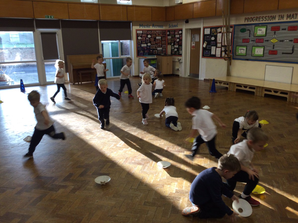 Wrenthorpe_EYFS's tweet photo. Reception working hard during their PE lesson this afternoon 👍 https://t.co/35lDpCPYMp
