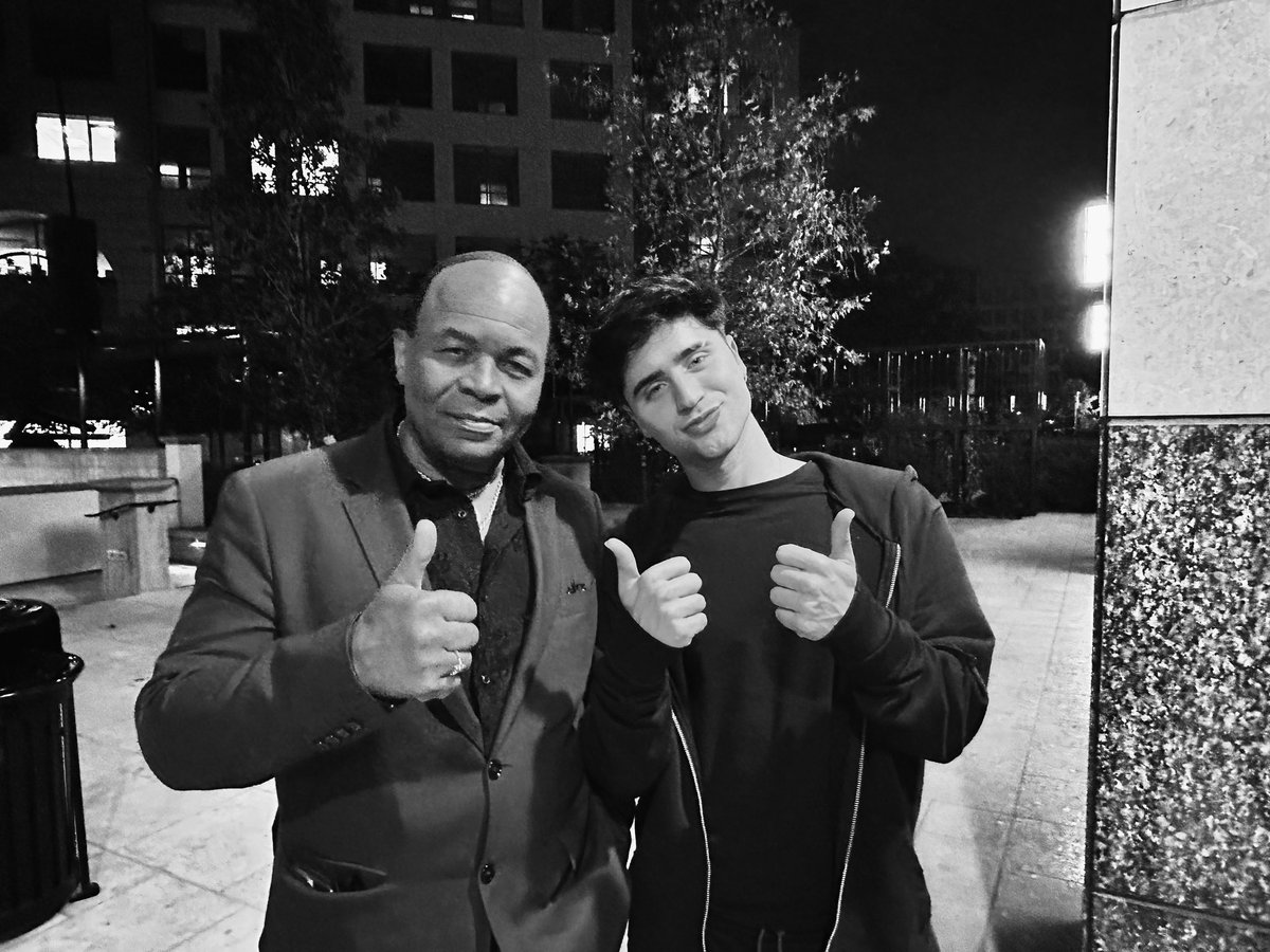 emartineeez's tweet photo. La vida es increíble verdad? 
Quien le diría a ese crio que intentaba imitar a Michale Jackson delante de un televisor que acabaría conociendo a quién estaba detrás de toda esa música. https://t.co/LmxmzZGhkf