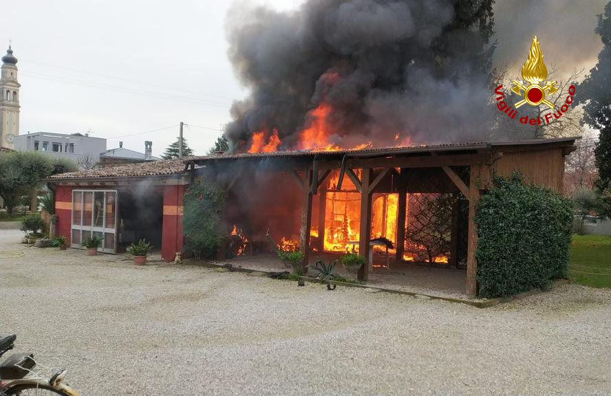 vvfveneto's tweet photo. #28novembre #Borgoricco(PD), tarda mattinata, #incendio di una struttura di circa 100mq adibita a ricovero attrezzi e deposito: nessuna persona ferita. #Vigilidelfuoco con due squadre spengono le fiamme e limitano i danni. Cause in corso di accertamento #soccorsiquotidiani https://t.co/4sX5ShhJF8