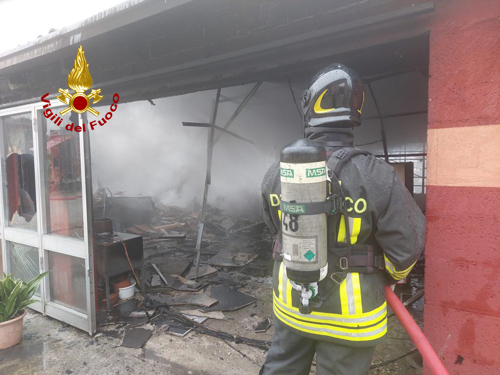 vvfveneto's tweet photo. #28novembre #Borgoricco(PD), tarda mattinata, #incendio di una struttura di circa 100mq adibita a ricovero attrezzi e deposito: nessuna persona ferita. #Vigilidelfuoco con due squadre spengono le fiamme e limitano i danni. Cause in corso di accertamento #soccorsiquotidiani https://t.co/4sX5ShhJF8