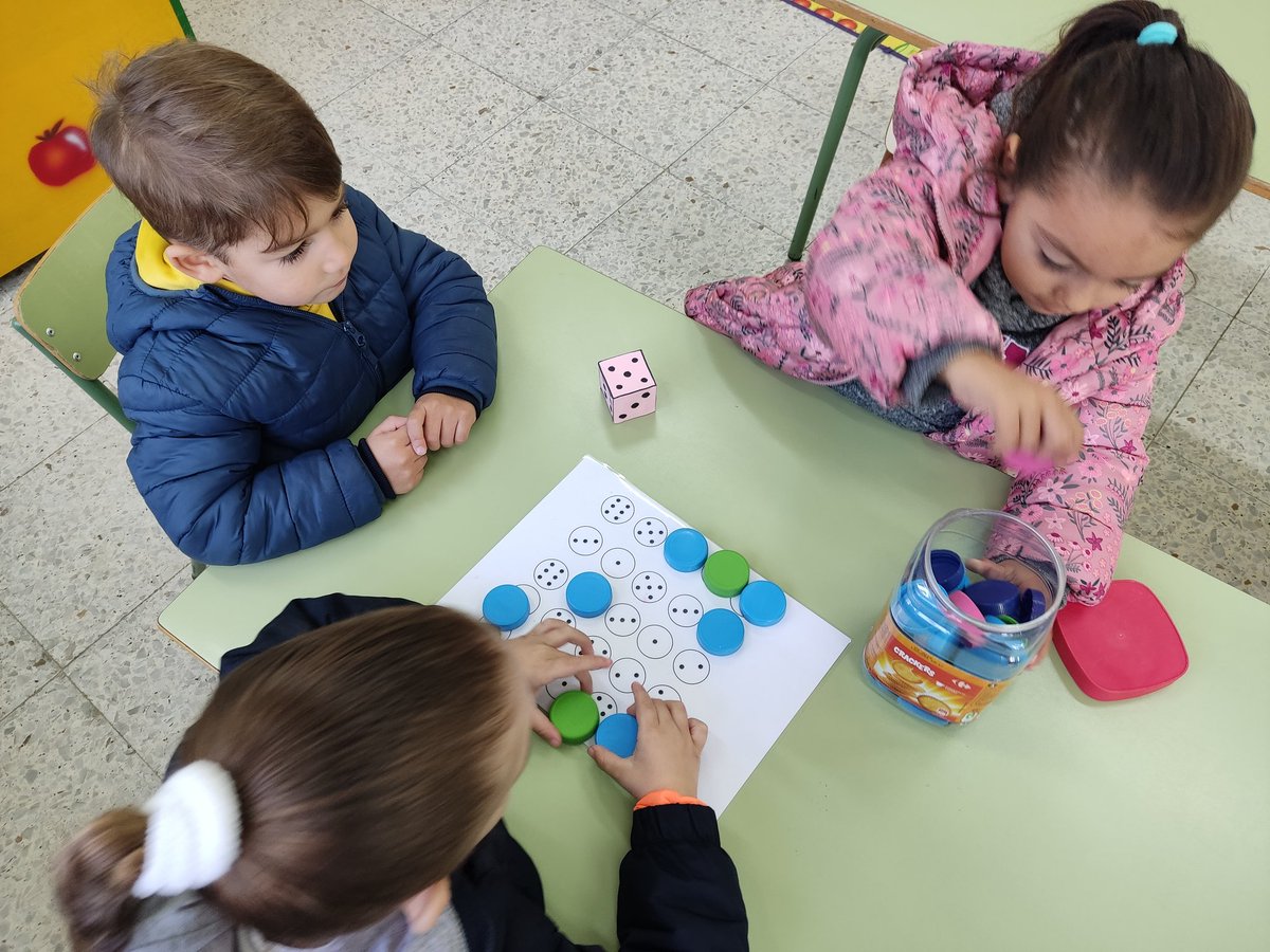 ceip_elpuente's tweet photo. Trabajamos matemáticas en equipos!!!! #ceipelpuente @educayl #competenciamatematica #juegosmatematicos #infantil https://t.co/Q0G3nZl9TM