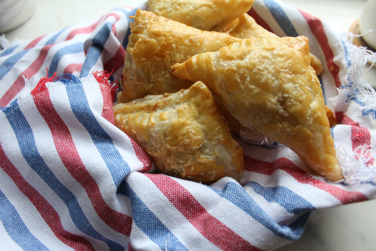 Here's a handheld treat the entire family will enjoy! Comté Apple Pie Turnovers - they're perfect for a lunchbox, coffeebreak or dessert! Try to recipe below &amp; let us know what you think! 😋 Hit our link up top for this recipe and more!
#comté 
#comtecheese
#iloveimportedcheese