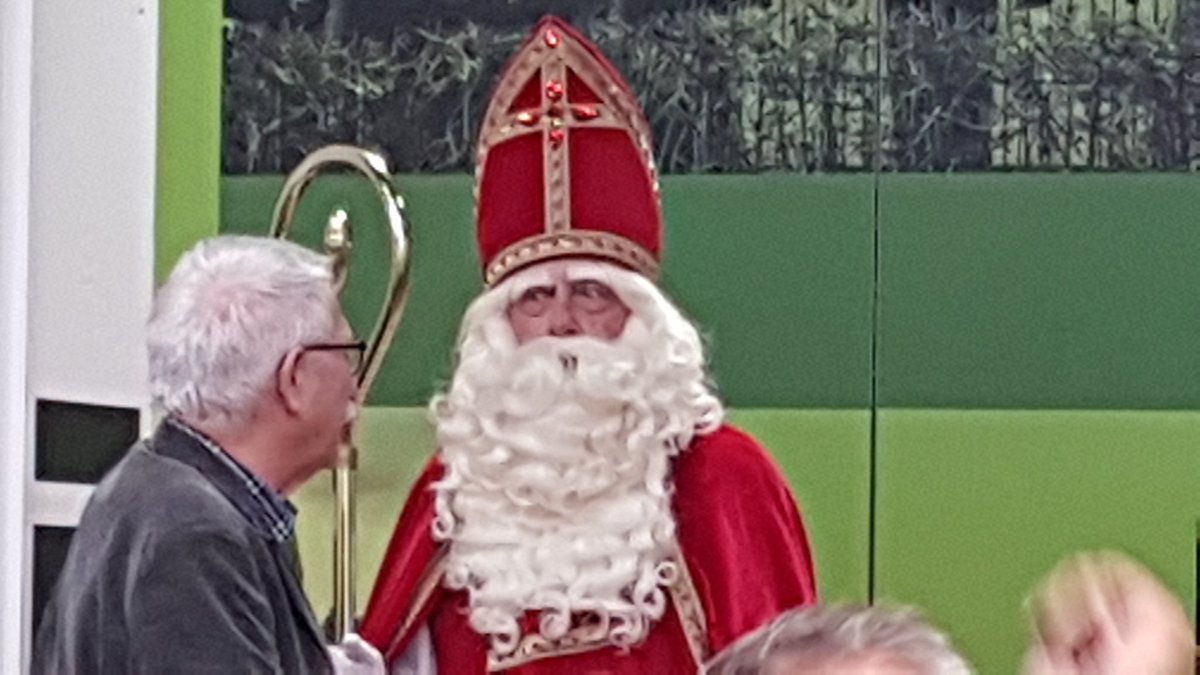 M_Kraneveldt's tweet photo. Hoog bezoek in de raad. Maar de techniek laat ons in de steek dus dikke kans dat de raadsvergadering vandaag niet doorgaat. Wel erg sneu voor het commissielid van D66 dat geïnstalleerd zou worden... https://t.co/KpY2ZocW7G