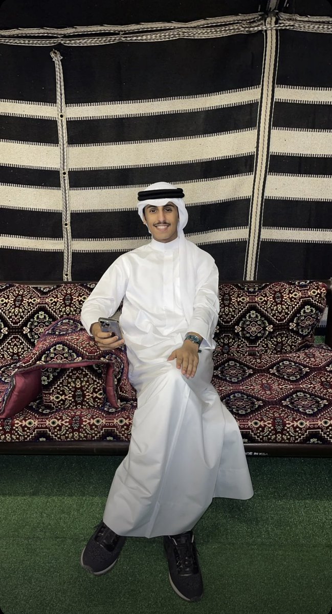 الصاحب اللي كل ماضقت تلقاه 
ودك تسمي بيض الايام باسمه