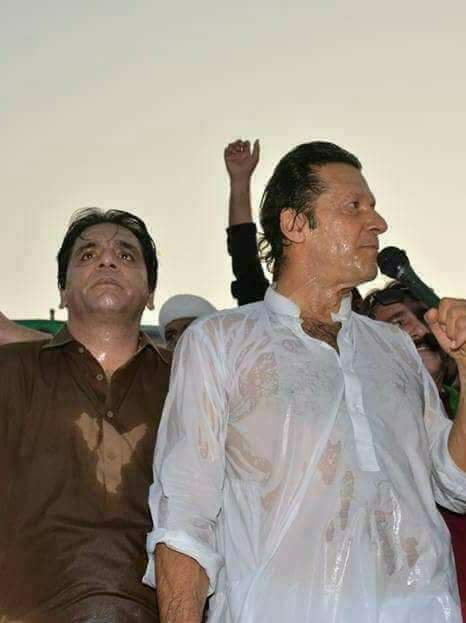 Fanash_1's tweet photo. @MajKhuramPak جان ہماری خان صاحب ۔۔۔
معلوم ہے کہ سارے کتے کھول دئیے گئے ہیں خان صاحب پر ، لیکن شیر کی دھاڑ سارے کتوں کو بھاگنے پر مجبور کردیتی ہے ، خان صاحب قوم کا لاڈلا
شیر کھبی بوڑھا نہیں ، خان صاحب نے اپنے عمل سے ثابت کیا ، گولیاں کھا کر بھی میدان میں ہے اورایک جوتا کھا کر لندن بھاگا ۔۔۔ https://t.co/HG1GPvG4IT