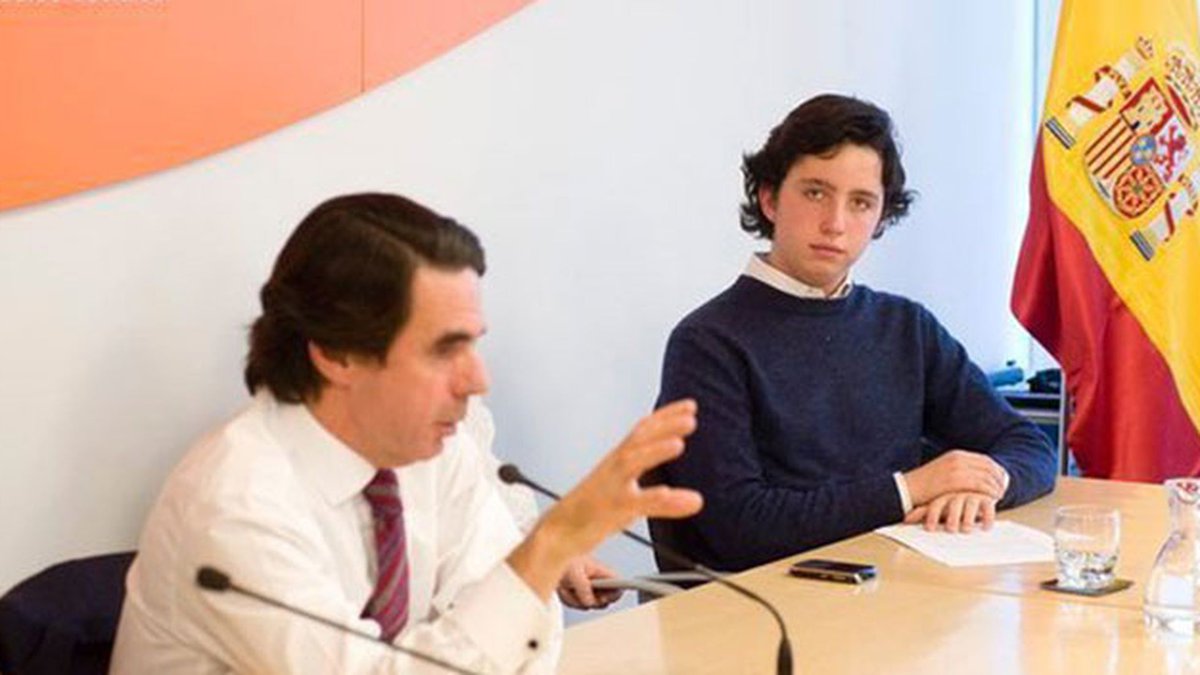 Spol_Moments's tweet photo. Francisco Nicolás Gómez Iglesias, AKA "Little Nicolás", law student arrested in 2014, when he was 20 years old, for forgery, fraud and identity theft. Apparently, he managed to infiltrate the highest levels of Spanish political and economical power impersonating a CNI agent https://t.co/SOktG7muBG