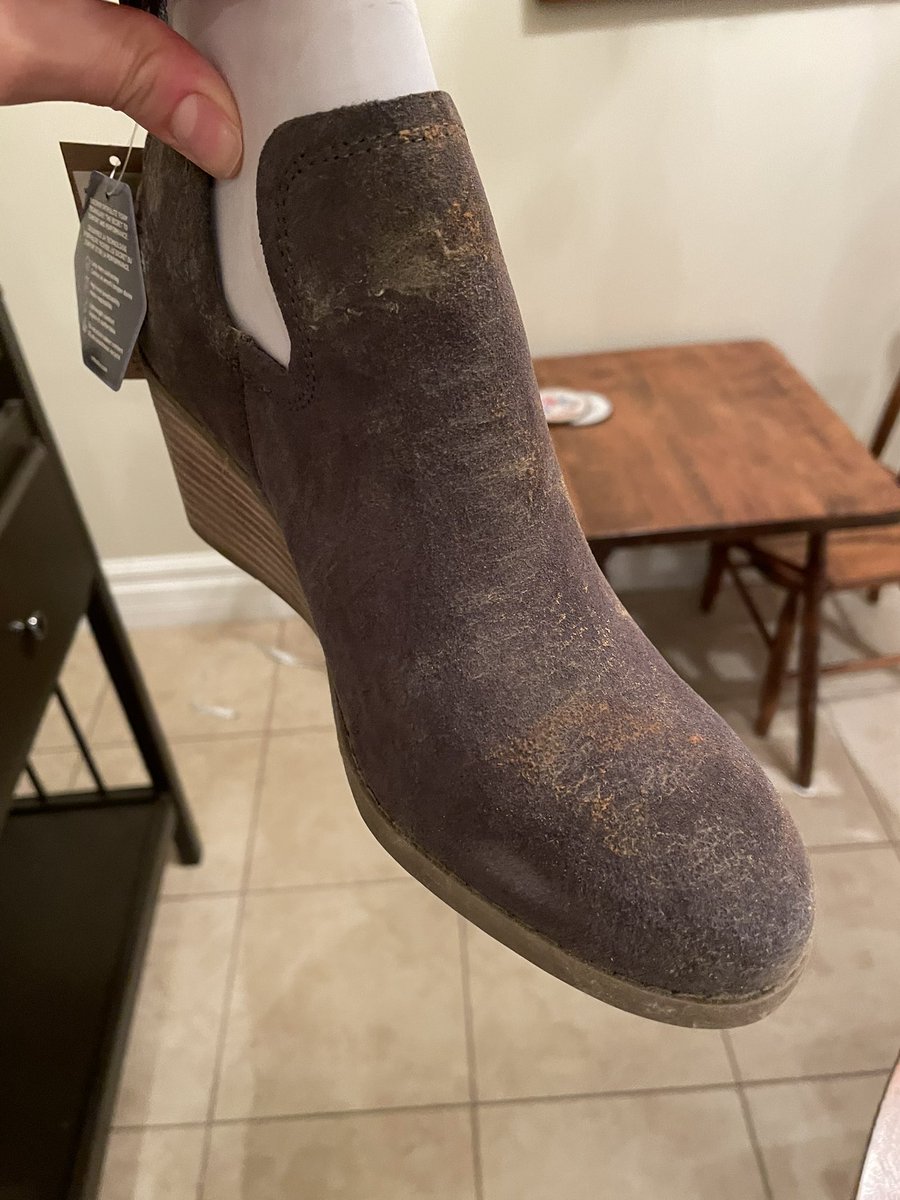 sleclair's tweet photo. Hi @TOMS I received new boots from you today and something is off. https://t.co/FrPbBDraBD