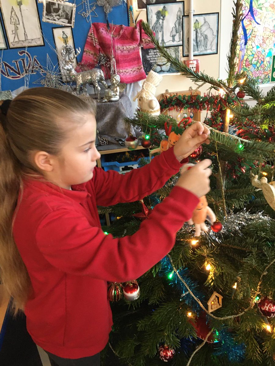BirkwoodY3MO's tweet image. 3 experienced tree decorating elves have paid us a visit. Thank you #teamtree