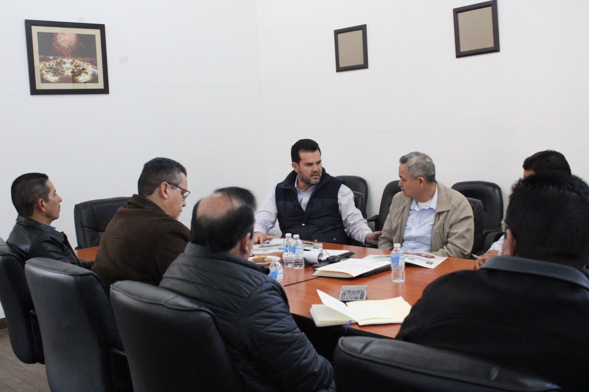 sagdr_dgo's tweet photo. El Equipo de la #SAGDR se reúne con el Ing. José Flores Hernandez, Coordinador de Concertación Social, para el análisis de proyectos y programas en favor del Campo y trabajar en conjunto con la Congregación Mariana Trinitaria. https://t.co/Jm9dJIeVqA