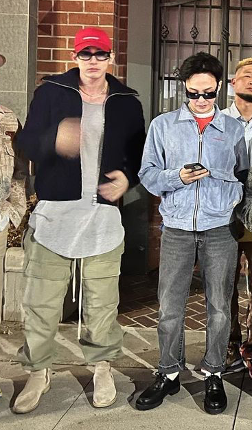 lhviiiviii's tweet photo. Sarah Andelman @ sarahandelman's IG update with #GDRAGON 💛🐉 @IBGDRGN📍LA 

https://t.co/FaRZZ47Jye https://t.co/vRZJ4jAgOC