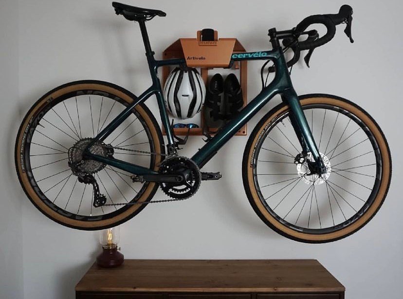 Artivelo_com's tweet photo. Weekend is done, gravel bike clean. Your bike on the walk like a piece of art.
#cervelo #cervelobikes #cerveloaspero #aspero #gravelride #graveling  #gravelbike #cycling #wielrennen #cyclinglife #cyclinglifestyle #bikerack #bikestorage #bikedock #artivelo https://t.co/Fm6vjp1YTu