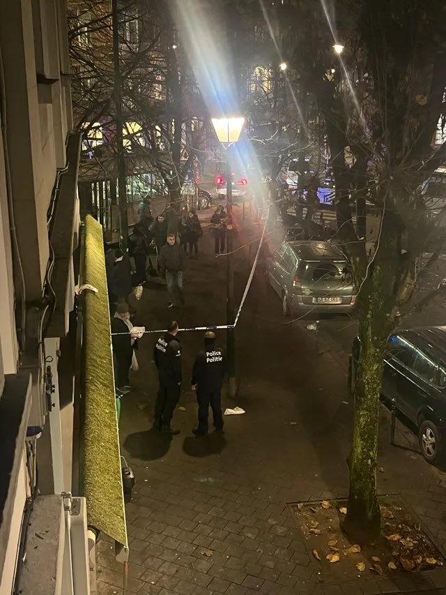 Bruxelles_City's tweet image. Quatre personnes poignardées en 30 minutes, à Anderlecht, Saint-Gilles et Molenbeek, deux victimes ont perdu la vie, le campus du #CERIA placé en lockdown par la police, à la recherche d’un suspect !

Photo : Bruzz
#Brussels #Bruxelles 
sudinfo.be/id581801/artic…