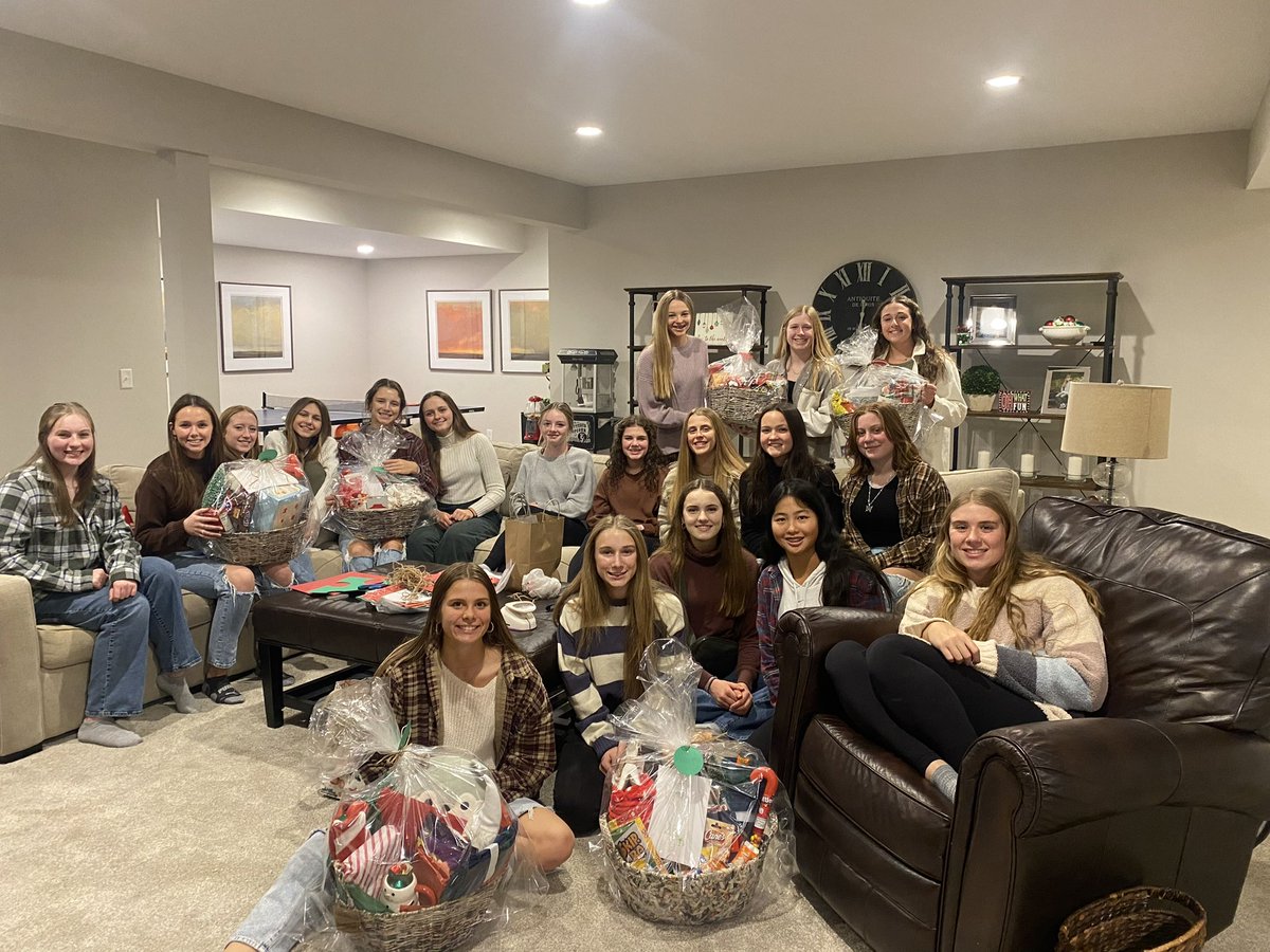 OLHSsoftball's tweet image. Last night the team got together for Friendsgiving and to put baskets together for the Mirth Project. #StrongerTogether