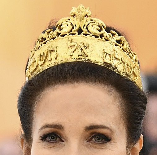 mirrenelle's tweet photo. nothing will ever be as hard as lynda carter showing up to the catholic-themed met gala in a magen david and a crown that said “l’olam al tishkhechi” (“never forget” in hebrew) https://t.co/hPuEWmZfgz