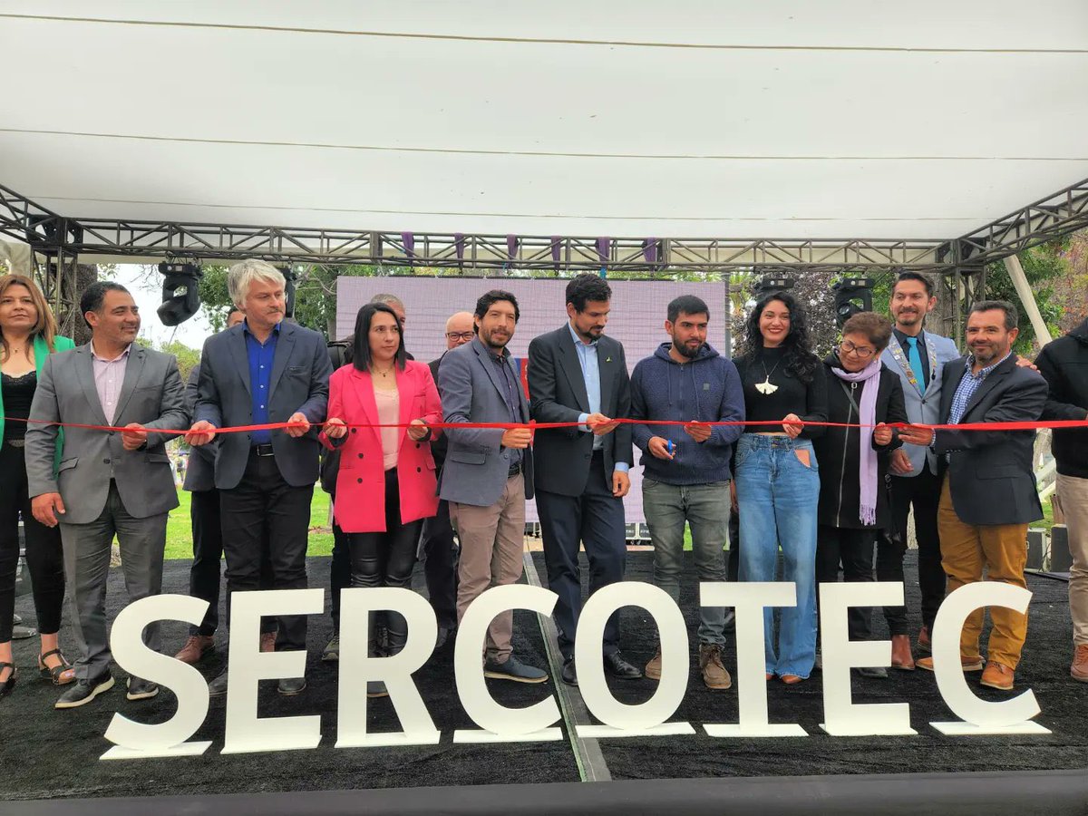 SeremiMineria4's tweet photo. ✅️ #SemanadelaPyme2022 | Seremi @conyespinosah da inicio a la semana, participando de la inauguración de #ExpoMipe Plaza de Armas #LaSerena, @SCT_COQUIMBO, la que cuenta con más de 60 expositores de la región #Coquimbo.

Podrán asistir desde 28 de noviembre al 02 de diciembre. https://t.co/Qg5cp0Cgtg
