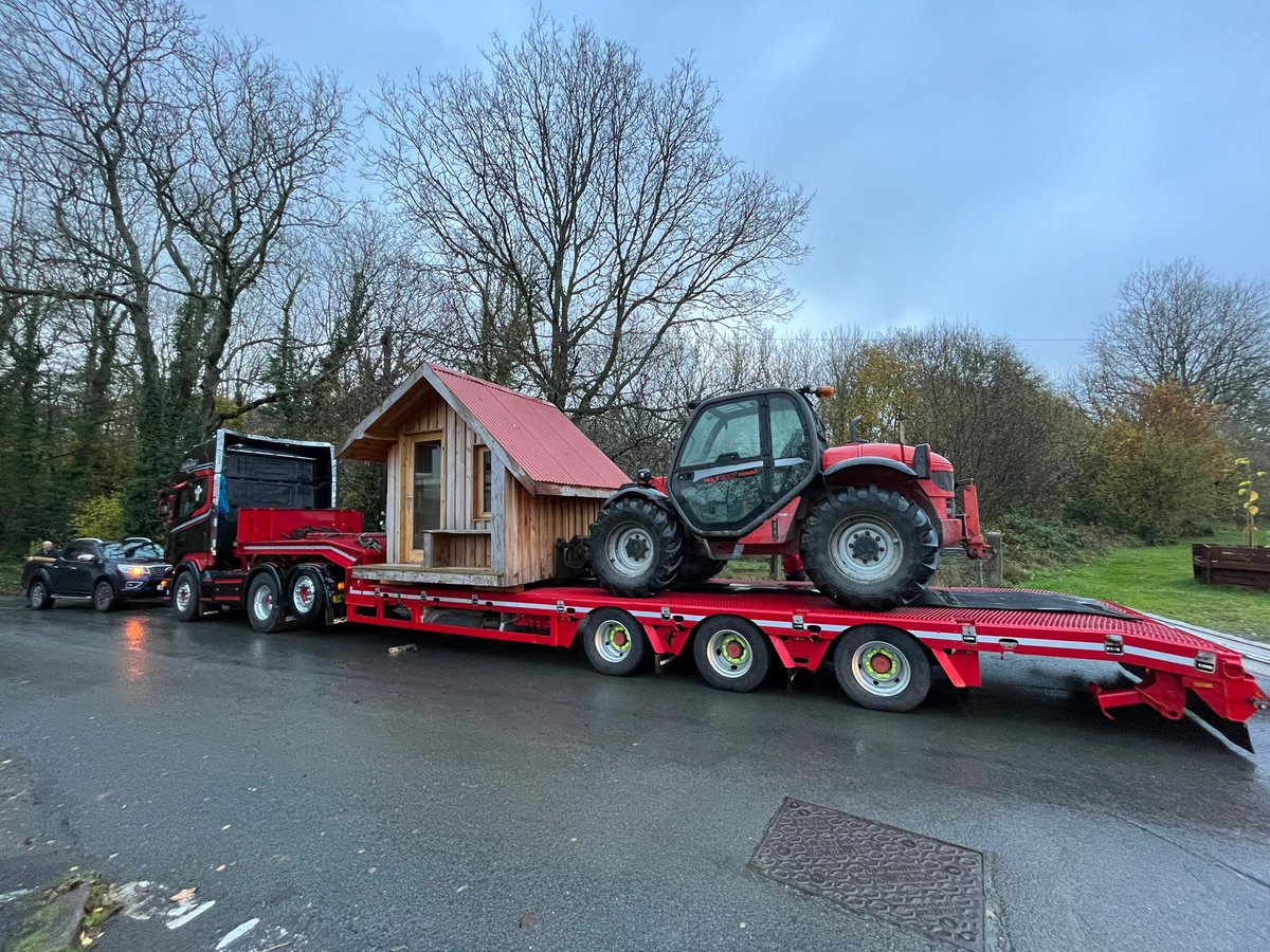 PodsWales's tweet photo. What an eventful Monday morning! 
Time for us to say goodbye to the (pilot) pod that started it all and take her to a new home in Pembrokeshire to be a workshop for a jewellery maker. 

#gardenstudio  #handmade  #jewelleryworkshop #madeinwales #larch #gardenpod #homeoffice https://t.co/YftzaDJDAe