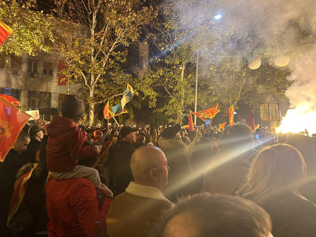 damirsehovic's tweet photo. Građanska Crna Gora je i večeras pokazala svoje dostojanstvo, karakter, ali i odlučnost da brani slobodu i vrijednosti koje ona simbolizuje.
Nema odustajanja i uzmicanja❗️
IMA NAS❗️✊
#ProtestiCg #ImaNas #CrnaGora https://t.co/OjP3J5o0oL