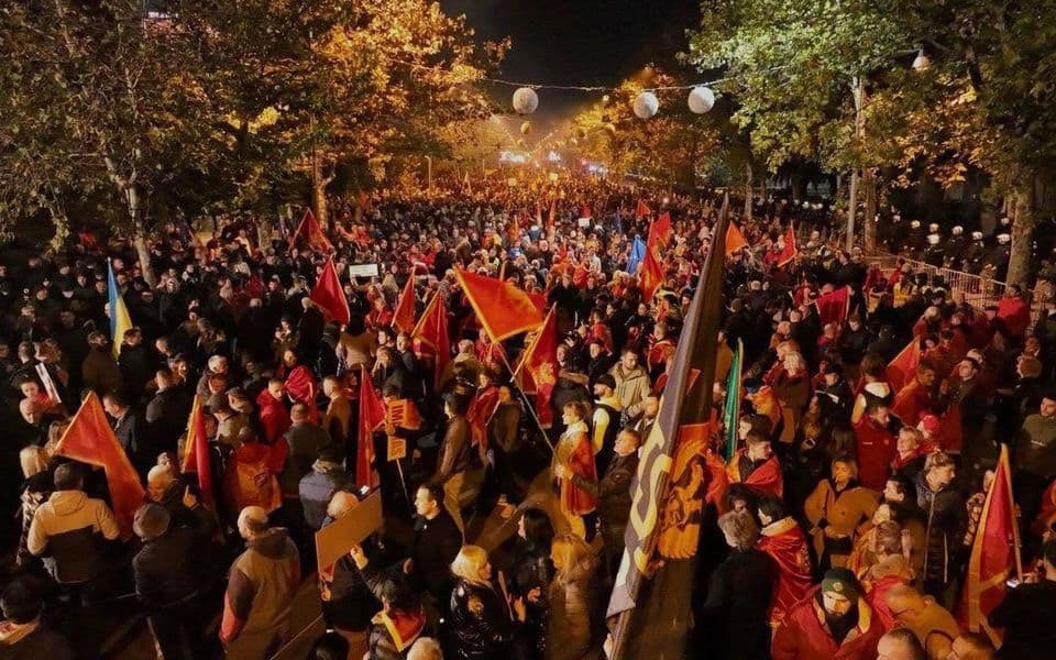 damirsehovic's tweet photo. Građanska Crna Gora je i večeras pokazala svoje dostojanstvo, karakter, ali i odlučnost da brani slobodu i vrijednosti koje ona simbolizuje.
Nema odustajanja i uzmicanja❗️
IMA NAS❗️✊
#ProtestiCg #ImaNas #CrnaGora https://t.co/OjP3J5o0oL