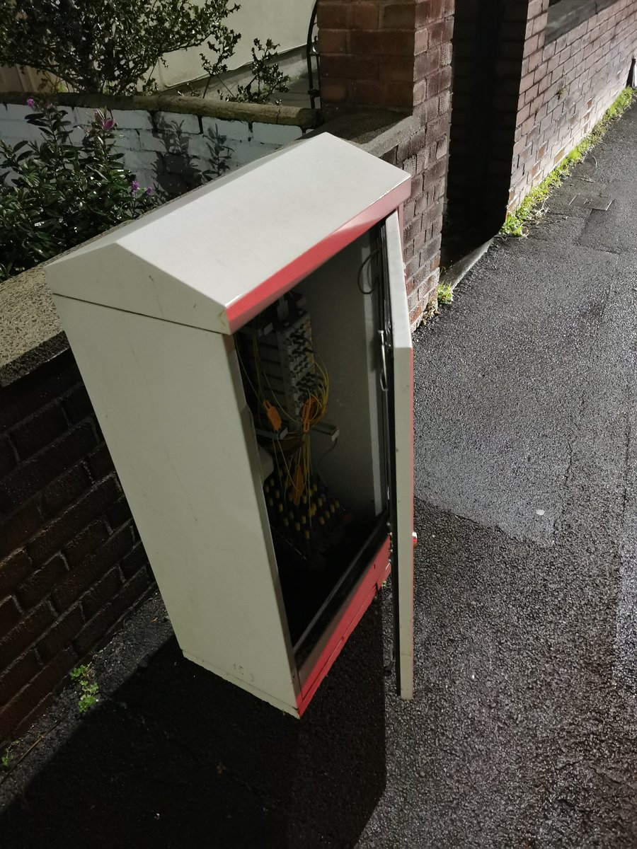 MarkOGriff's tweet photo. @virginmedia @VirginMediaCC can you please come and secure the streetcab, lots of rain has already gone in so I've secured it for now with some cable ties. Location: SA15 3DW https://t.co/xDX1NtMiXs