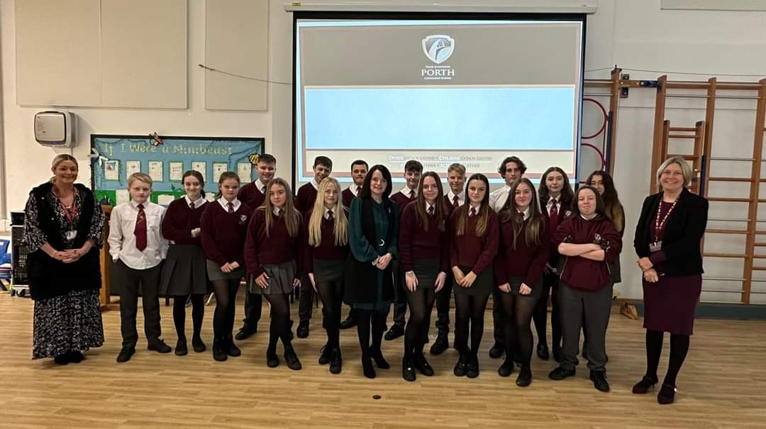 Kateowen's tweet photo. @buffywills ,Thank you for taking part in the  Ysbrydoli fi - Inspire me
 event at Porth Community School today. It was brilliant! A real Rhondda inspiration 👏 https://t.co/RYPcAZrc4g