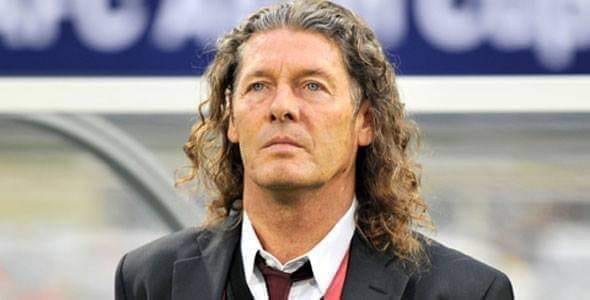 #ارض_اللوا 
برونو ميتسو (عبد الكريم)
مدرب فرنسي شهير .. درب فريق السنغال في كأس العالم 2002 وأوصله إلى دور الثمانية ... أعلن اسلامه بكل قناعة بعد أن تزوج من فتاة سنغالية اقنعته بالإسلام .. وغير اسمه إلى عبد الكريم .. وانجبت له ولدا وبنتا ...
كان مدافعا عن القضايا الإسلامية
4/1