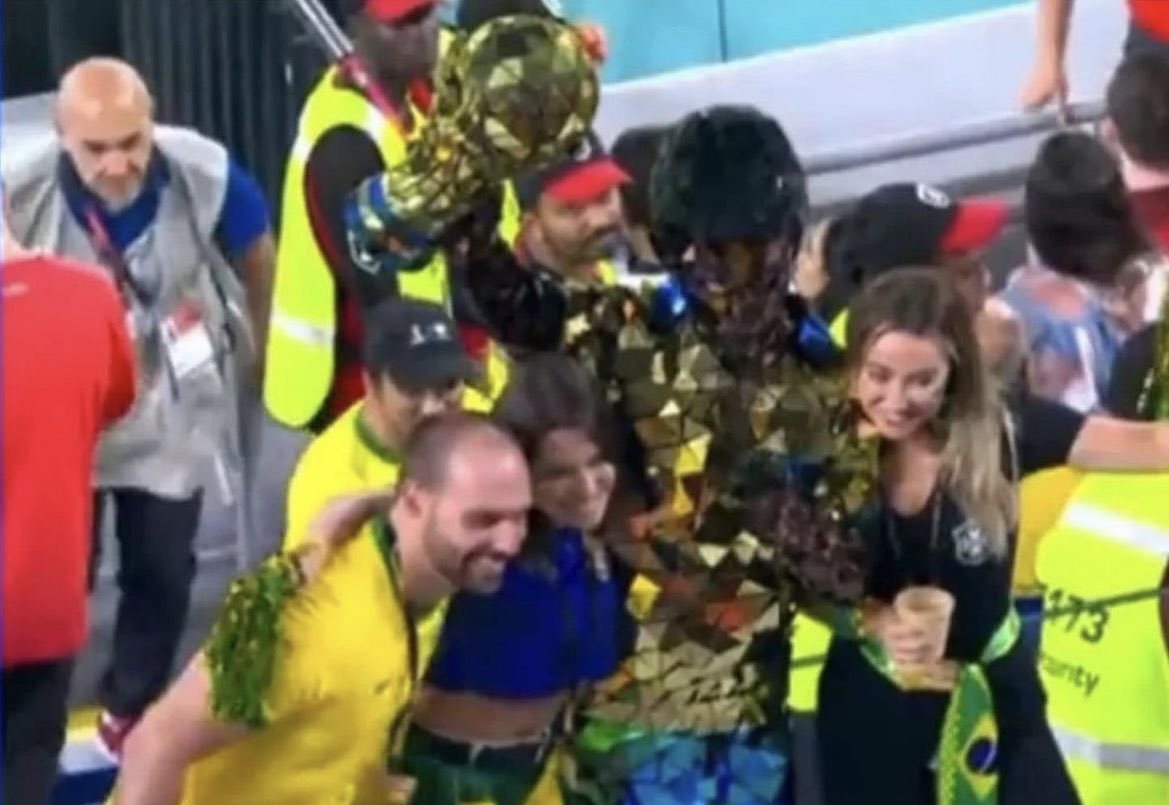 Vejam: enquanto o filhinho de papai está na copa e o incompetente não fala nada, os imbecis e fanáticos estão nas portas dos quartéis tomando chuva, se humilhando, rodovias interditadas e etc! Isto é Brasil! E tem ainda elementos q defendem q esse é o jeito; é está tudo certo!