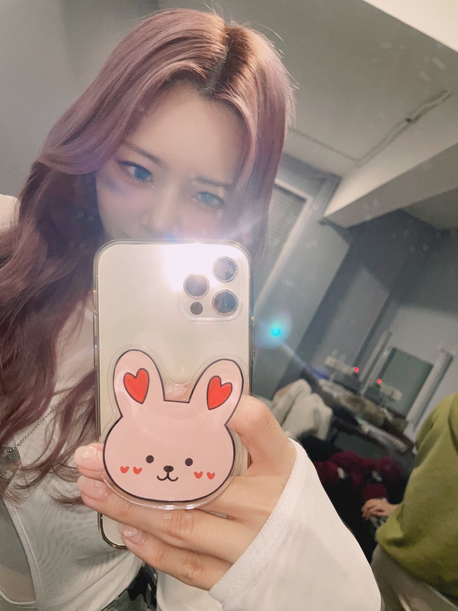 [Weverse]

#Jiu La primera foto fue tomada en serio, pero en la segunda estaba bromeando con mis ojos😜 Hoy comí sopa de arroz y cerdo para almorzar 🥰 ¡¡Somnias coman también comidas deliciosas!! ❤️

#Dreamcatcher #Weverse