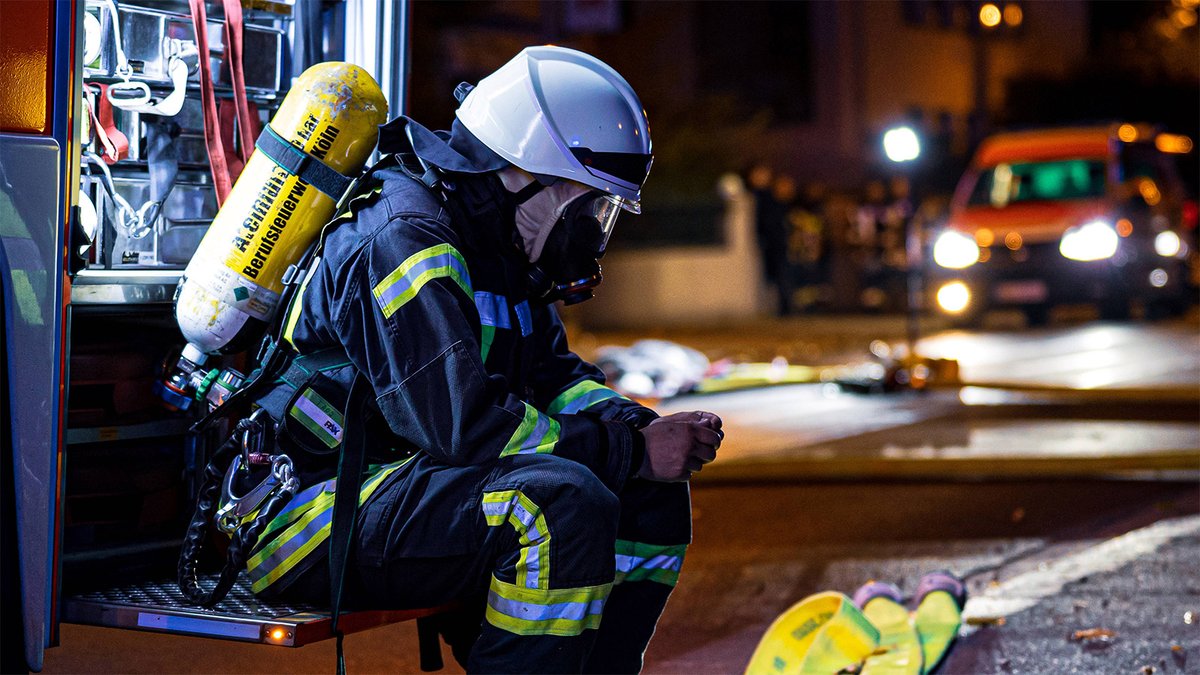 Das Siegerbild 🥇 in der Kategorie PORTRÄT ist gleichzeitig das 2. PR-Bild des Jahres Deutschland 🇩🇪 Gewonnen hat erneut die @Feuerwehr_Koeln mit "#durchatmen". Hut ab für die körperliche Leistung der Einsatzkräfte und herzlichen Glückwunsch zum Doppelsieg! 🥳🥳 #prba22 #porträt