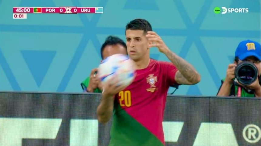 Joao Cancelo junto a una gorra del Magallanes. Lo más random que veré hoy