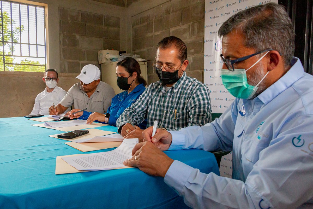 gemprendedores_'s tweet photo. #ResponsabilidadSocial Lufussa firma acuerdo tripartito de beneficio social para proyecto de pavimentación en la comunidad de Agua Caliente de Pavana, Choluteca. ⬇️

https://t.co/AxXW65WNbv https://t.co/4OHYHgklXw