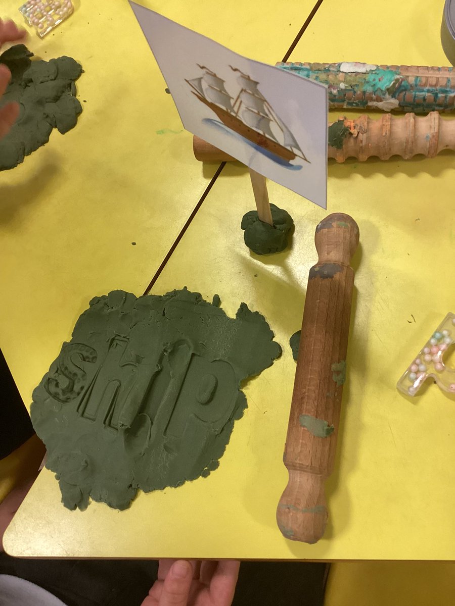 MeadowsideElm's tweet photo. Digraphs in the dough! We love phonics! #meadowsidephonics https://t.co/QcvUPRatnX