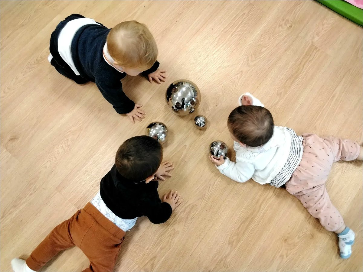 AlboradaColegio's tweet photo. 🪩Nuestros bebés juegan con bolas sensoriales sonoras.
¡Nos reflejamos en ellas! ¡Cuántas cosas descubrimos en el cole!
¡Qué divertido! 👶❤
#InfantilAlborada #BrightKids #Kids #baby #love https://t.co/1OPsgGBZE4