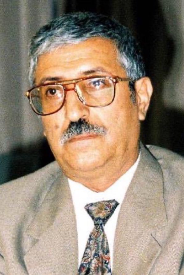 SameerAlyosofi's tweet photo. #عبدالعزيز_المقالح
تلميذ الأحرار ومُلهم الثورة. 
قصيدة الجمهورية في سبتمبرها الفجر .
سيظل وطناً للشعراء مادامت الكلمة مبتدأ الخلق وسر التكوين.
 الفاجعة انّ يرحل ومعشوقته ﺻﻨﻌﺎء ترزح تحت مخالب فأر يتوثب ليلتهم مأرب. فرّ  من قفص محكمته قبل أن يصدر فيه حكم التأريخ. https://t.co/VnAvgFykir