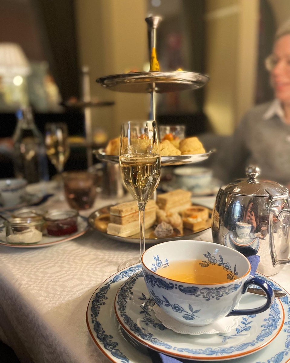 Aivan ihana tapa aloittaa viikko @salutorget &amp; #afternoontea ! Koko kattaus myös #gluteenittomana. Lämmin suositus! #irtiottoarjesta