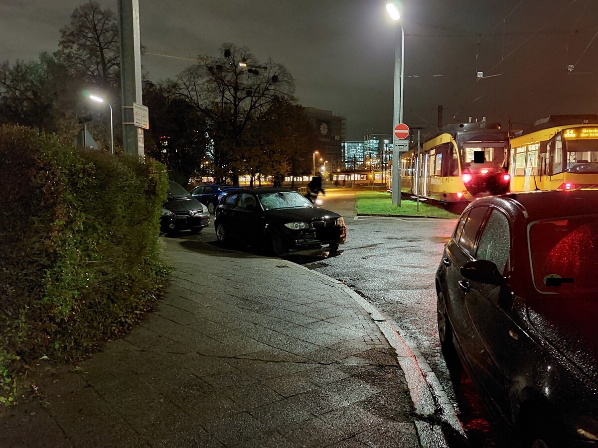 FalschparkenKA's tweet photo. Dieser Pkw blockiert an der Ecke Beiertheimer Allee/Marie-Alexandra-Str. eine Bordsteinabsenkung. Am Freitag wurde er erstmals vom OA erfasst, heute Vormittag erneut (Ventilstände identisch). Wir per E-Mail die Sachgebietsleitung zum Handeln aufgefordert. #RolleStattKnolle https://t.co/Yl9cZ15ynw