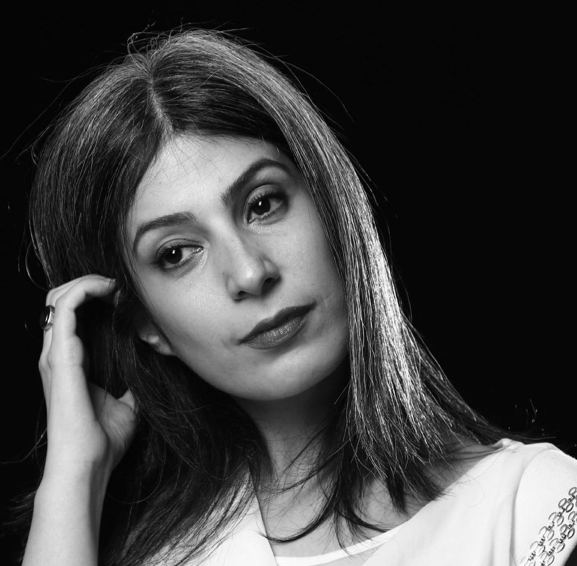 FaridVahiid's tweet photo. Les voiles tombent en #Iran. Malgré les risques et les dangers, l'actrice iranienne Ghazaleh Jazayeri a posté cette photo d'elle sur son compte Instagram sans voile, défiant la dictature religieuse. #MahsaAmini https://t.co/6pImA7fmNE