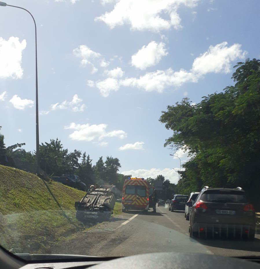 resca_media's tweet photo. 🚑 #Guadeloupe : Un homme de 29 ans a été grièvement blessé lors d’une sortie de route aux Abymes vers 13h30. Il a été transféré au CHU en transport médicalisé.

Sa compagne âgée de 25 ans a été légèrement blessée. L’accident se serait produit à la suite d’une dispute conjugale. https://t.co/TXDte0CHX7