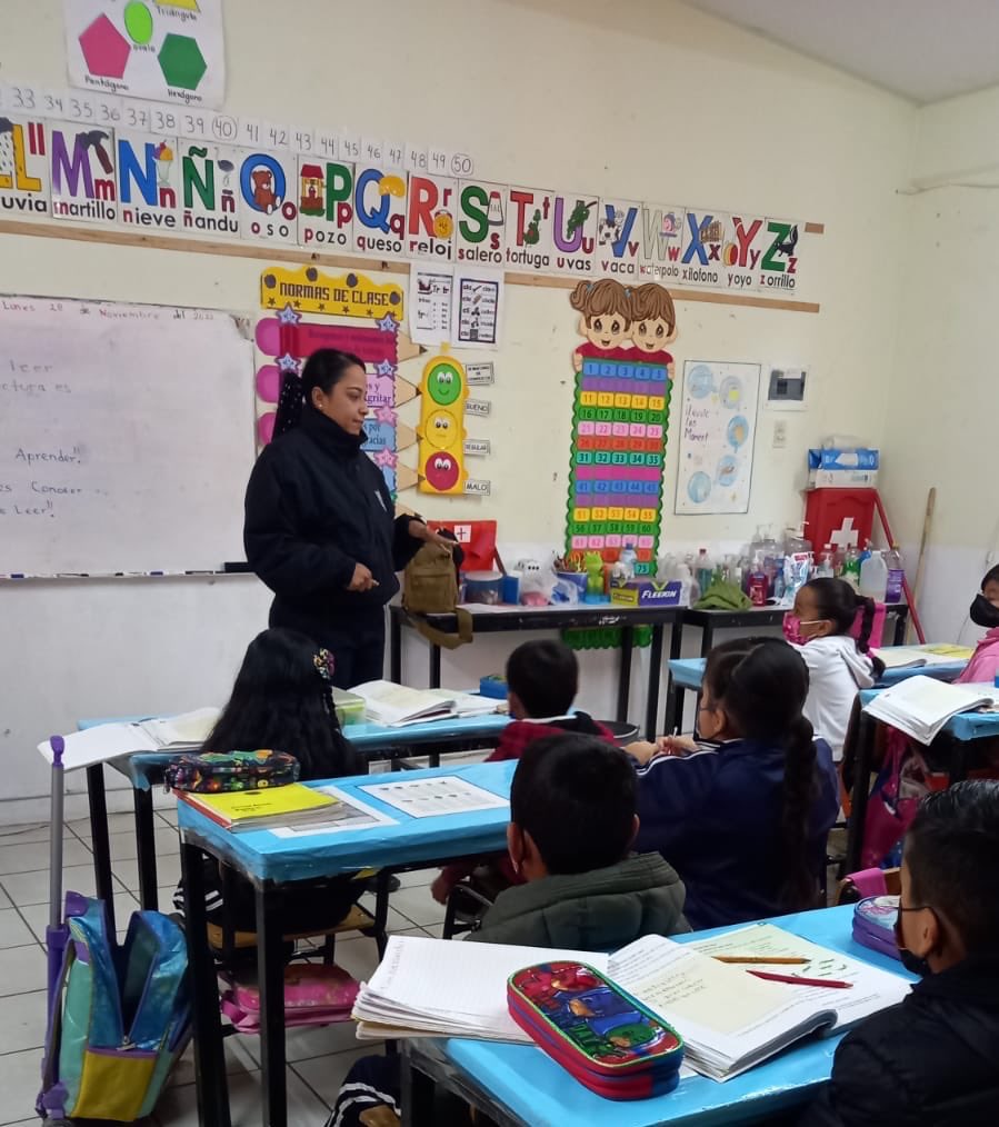 DMSPDGO's tweet photo. 🚔🏫🧒
La Subdirección de Policía Vial sigue cercana a las instituciones educativas con pláticas y convivencias, donde los alumnos conocen la señalética y el reglamento vial, para así generar una mayor empatía.
#CasaSegura #ContigoDurango https://t.co/aLYBaM12tw