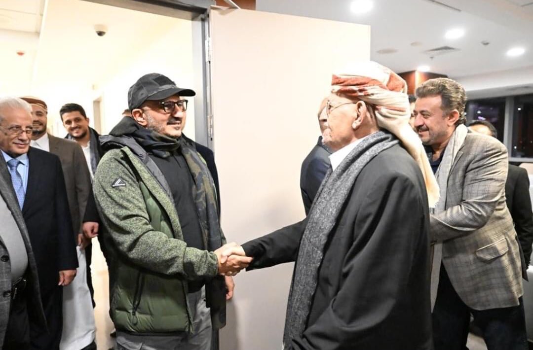 المهم الرجال ودف
الحوثي شايجهز له تهمة ارهاب دوله وخيانه عظمى 🤣🤣

لذالك انصح الشيخ صادق  الاحمر  بعدم العوده الى صنعاء😬حفاظا على سلامته