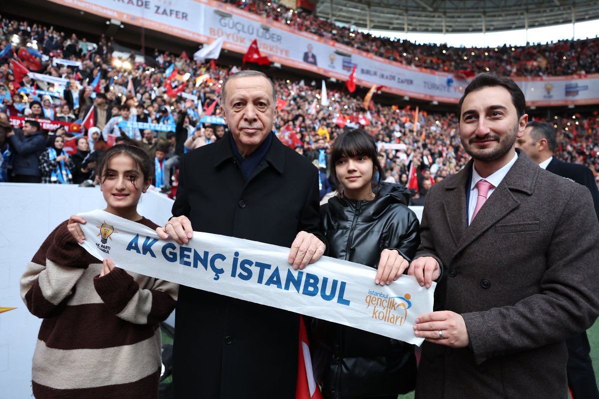 Gençlik Kollarımızın en genç üyesi; Cumhurbaşkanımız Sn. Recep Tayyip Erdoğan ile hatıra fotoğrafımız 📷 

Dün akşamın kahramanı gençler ve gençlerin kahramanı Cumhurbaşkanımız <a href="/RTErdogan/">Recep Tayyip Erdoğan</a> ile emin adımlarla 2023’e... 🇹🇷

#BirlikİradeZafer
#2023YolundaBiriz