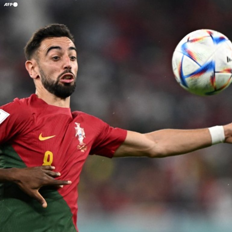 InvictosSomos's tweet photo. Contra Ghana, doblete de asistencias. Contra Uruguay, GOL. Bruno Fernandes apareciendo en Qatar 2022. THE PORTUGUESE MAGNIFICO. https://t.co/fqQKBct2FU