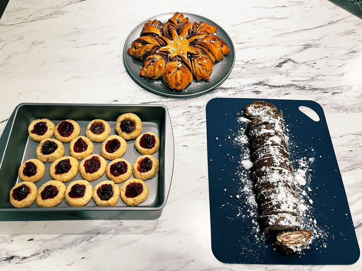 Amanda_J26's tweet photo. You know it was good if folks are still talking about your Vegan Desserts 4 days later…. Kids already put in requests for Christmas dinner… Keep up the great recipes @MakeItDairyFree #CinnamonVeganStarBread #VeganThumbprintCookies #VeganPumpkinRoll #VeganThanksgiving https://t.co/iw78AdxaFY