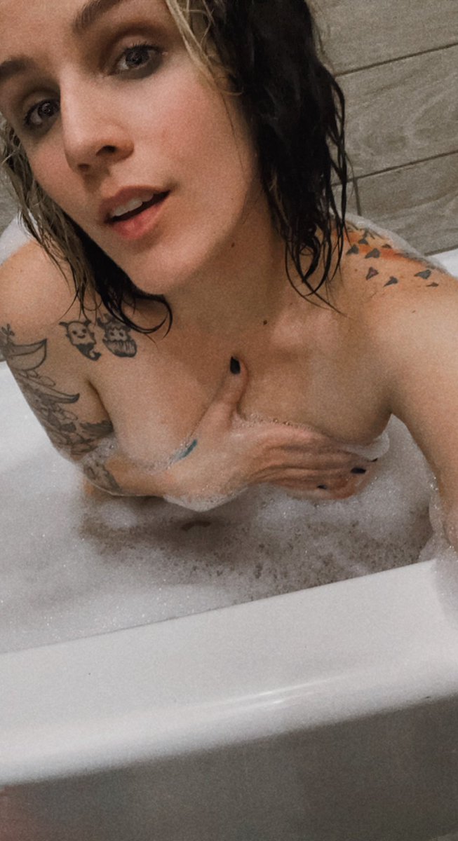nightlycharli's tweet photo. Happy Monday 😘🥰

Come see the new things that dropped today 

https://t.co/i8lKlaDawz 

#onlyfans  #onlyfansgirl #bubblebath https://t.co/r789g1hU6o