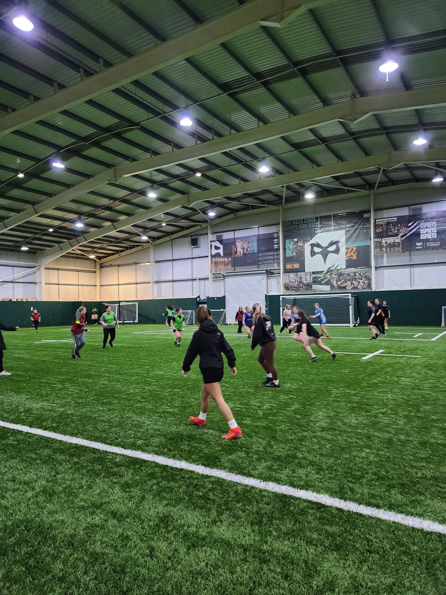 sarah_lewisx's tweet photo. THAT'S IT! The last skills session for our U18s girls this year before they move into the @ospreys_women regional program starting next week💪 Been a pleasure seeing these girls continue their development! WELL DONE GIRLS🏉👭

HUGE THANK YOU TO COACHES @MarkStobbs2 @RhysLaw_2 https://t.co/bFiRromSLl