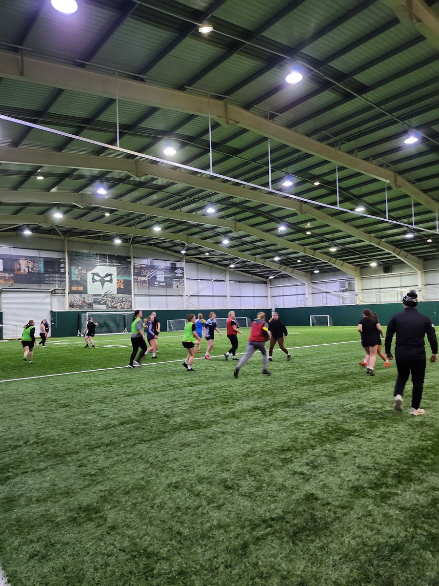 sarah_lewisx's tweet photo. THAT'S IT! The last skills session for our U18s girls this year before they move into the @ospreys_women regional program starting next week💪 Been a pleasure seeing these girls continue their development! WELL DONE GIRLS🏉👭

HUGE THANK YOU TO COACHES @MarkStobbs2 @RhysLaw_2 https://t.co/bFiRromSLl